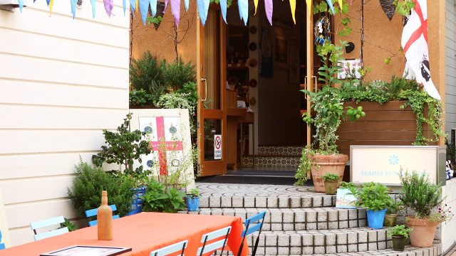 カフェ「SEADAS FLOWER CAFFE」(自由が丘)では、カネゴンの頭に似ているヨーロッパ最古のお菓子がゆっくり食べられます。 カフェ「SEADAS FLOWER CAFFE」(自由が丘)では、カネゴンの頭に似ているヨーロッパ最古のお菓子がゆっくり食べられます。