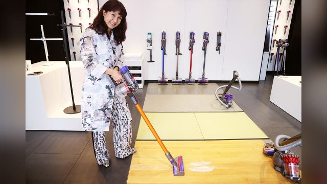 ダイソンに惚れた私が表参道店で購入したdyson V8の掃除機は、高い吸引力でカーペットやフローリングの床の溝からハウスダストを吸い取ります! ダイソンに惚れた私が表参道店で購入したdyson V8の掃除機は、高い吸引力でカーペットやフローリングの床の溝からハウスダストを吸い取ります!