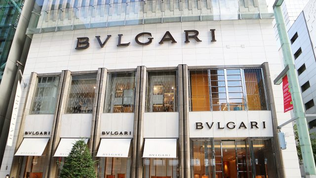 ファッションブランドとは、デザイナーのコンセプトが半永久的に表現できている価値商品のこと。 ファッションブランドとは、デザイナーのコンセプトが半永久的に表現できている価値商品のこと。