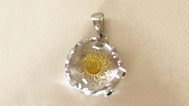 「太陽の喜び」を胸につけると、ワンネス感でわくわく満たされます。 「太陽の喜び」を胸につけると、ワンネス感でわくわく満たされます。