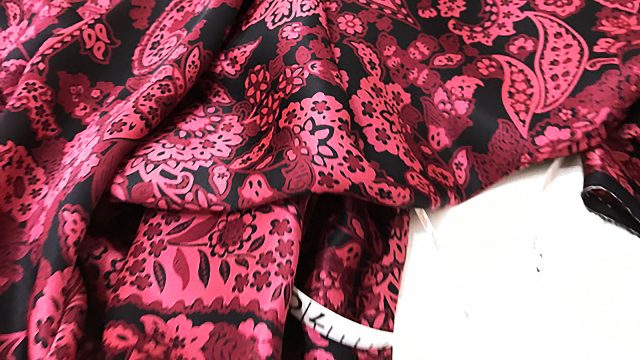 お洋服のオートクチュールって、洋服が創りあがる前にどんなやりとりがデザイナーとあるのかというと? お洋服のオートクチュールって、洋服が創りあがる前にどんなやりとりがデザイナーとあるのかというと?
