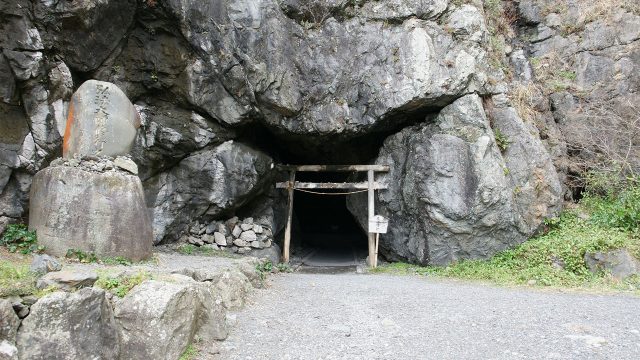 洞窟の中と外のどちらが人生が拡大する「覚醒」の道でしょうか? 洞窟の中と外のどちらが人生が拡大する「覚醒」の道でしょうか?