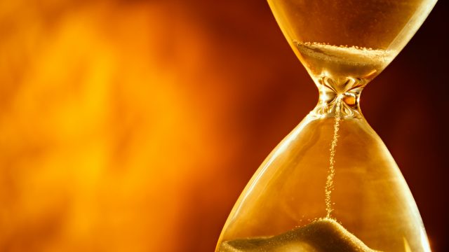 これからどうなるんだろう? 砂時計の砂は刻一刻と落ちていく・・。 これからどうなるんだろう? 砂時計の砂は刻一刻と落ちていく・・。