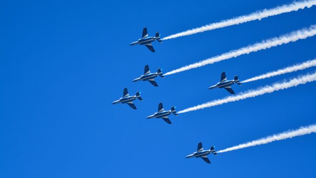 「お母さん、どうして青い空に戦闘機が飛んでいるの?」 「お母さん、どうして青い空に戦闘機が飛んでいるの?」