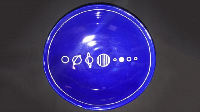 宇宙の銀河を描いた陶磁器を食器棚に置こう! 宇宙の銀河を描いた陶磁器を食器棚に置こう!